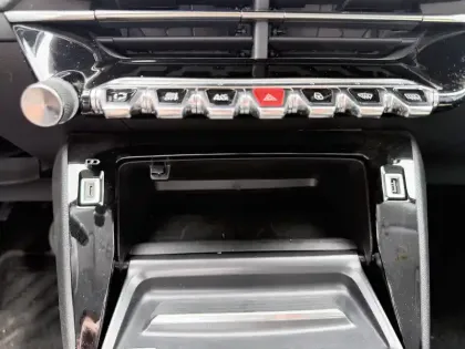 Photo 24 Peugeot 2008  PureTech 100 S&S BVM6