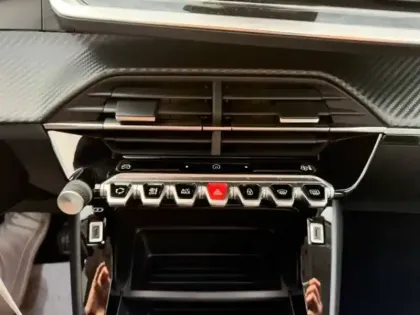 Photo 17 Peugeot 208  Turbo 100 ch BVM6