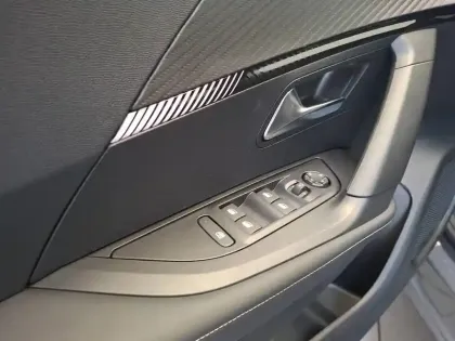 Photo 16 Peugeot 2008  Electrique 54 kWh 156 ch