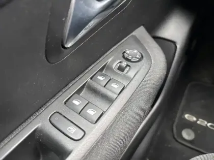 Photo 17 Peugeot 208  Electrique 50 kWh 136ch