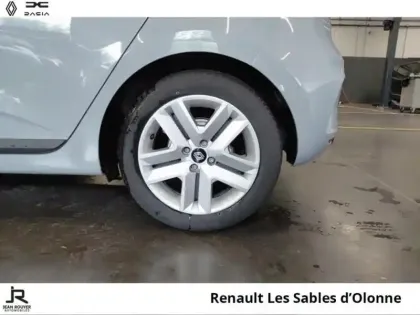 Photo 7 Renault Clio  1.6 E-Tech 145ch full hybrid Evolution - 24