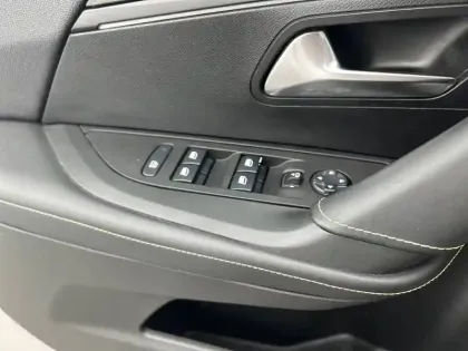 Photo 17 Peugeot 2008  PureTech 130 S&S BVM6