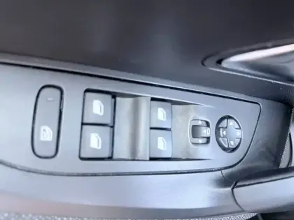 Photo 38 Peugeot 2008  Electrique 136 ch