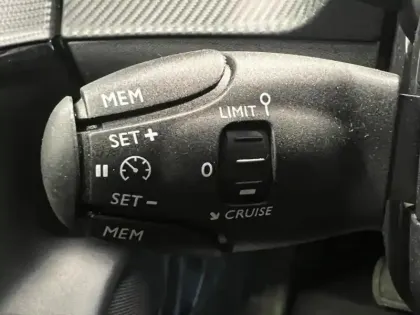 Photo 11 Peugeot 208  e- 136ch Style
