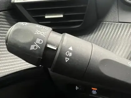 Photo 12 Peugeot 208  e- 136ch Style