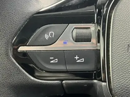 Photo 13 Peugeot 208  e- 136ch Style