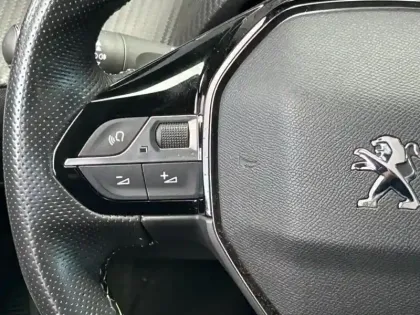 Photo 14 Peugeot 2008  e- 136ch GT