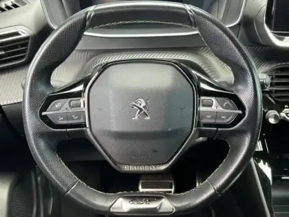 Photo 13 Peugeot 2008  e- 136ch GT