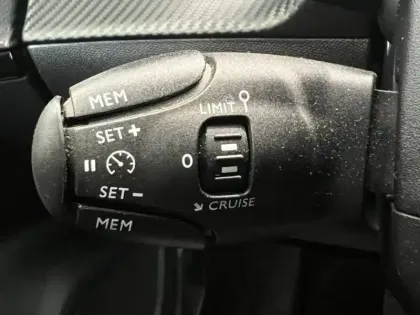 Photo 12 Peugeot 2008  e- 136ch Allure Pack