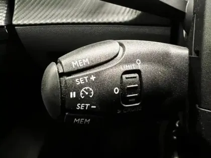 Photo 14 Peugeot 208  e- 136ch Allure
