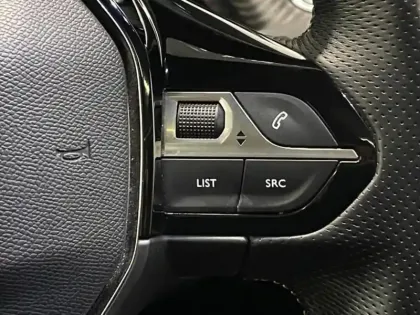 Photo 13 Peugeot 2008  e- 136ch GT