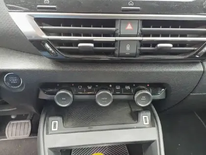 Photo 14 Citroën C4 e- 136 ch Automatique