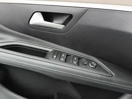 Photo 19 Peugeot 3008  Hybrid 225 e-EAT8 GT