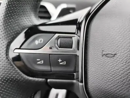 Photo 18 Peugeot 3008  Hybrid 225 e-EAT8 GT