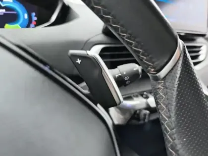 Photo 17 Peugeot 3008  Hybrid 225 e-EAT8 GT