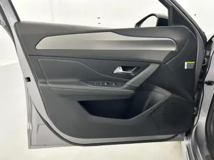 Photo 10 Peugeot 308 PHEV 180ch GT e-EAT8 + Toit ouvrant
