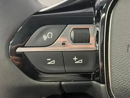 Photo 13 Peugeot 208  e- 136ch Style