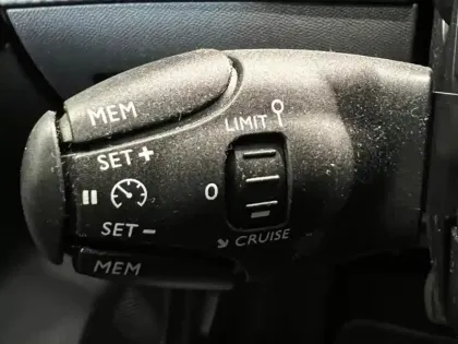 Photo 11 Peugeot 208  e- 136ch Style