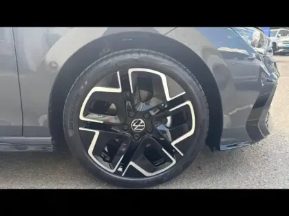 Photo 11 Volkswagen Golf  1.5 eTSI EVO2 150ch R-Line Edition DSG7