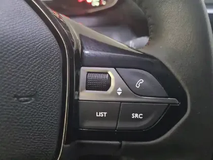 Photo 27 Peugeot 2008  PureTech 130 S&S BVM6