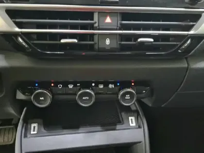 Photo 48 Citroën C4 e- 136 ch Automatique