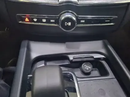 Photo 23 Volvo XC60  T6 AWD Hybride rechargeable 253 ch+145 ch Geartronic 8