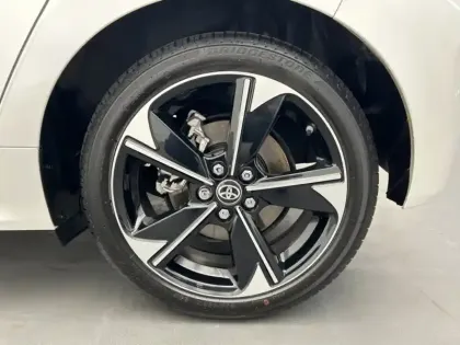 Photo 6 Toyota Yaris Hybride 130h Première