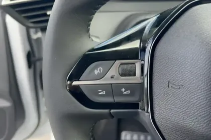 Photo 17 Peugeot 208  Hybrid 110 ch e-DCS6