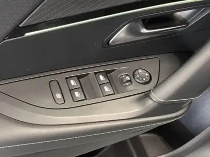Photo 7 Peugeot 2008  e- 136ch GT