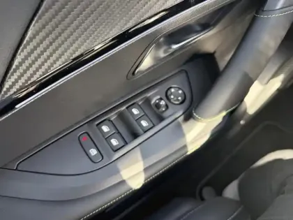 Photo 19 Peugeot 2008  Hybrid 136 e-DCS6 GT