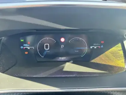 Photo 20 Peugeot 2008  Hybrid 136 e-DCS6 GT