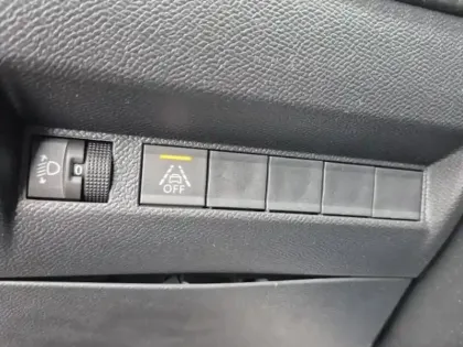 Photo 14 Peugeot 208  e- 136ch Style