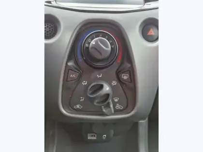 Photo 15 Toyota Aygo 1.0 VVT-i x-play 72 ch