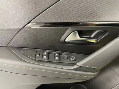 Photo 61 Peugeot 208  PureTech 100 S&S BVM6