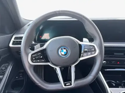 Photo 49 BMW Serie 3 Touring 330e xDrive 292 ch BVA8