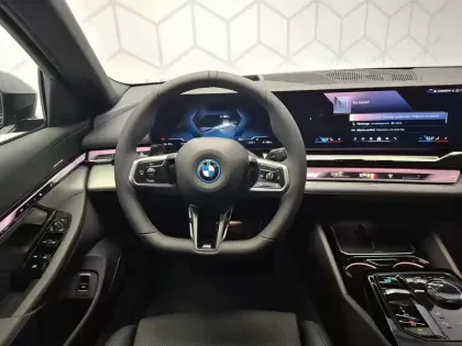 Photo 16 BMW Serie 5 i5 Touring eDrive40 340 ch