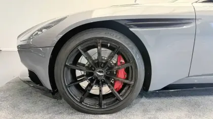 Photo 11 Aston Martin DB11  Coupé 5.2 Biturbo V12 AMR