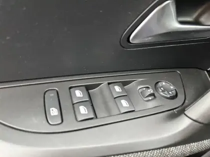 Photo 40 Peugeot 2008  PureTech 100 S&S BVM6
