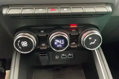 Photo 17 Renault Clio  E-Tech full hybrid 145
