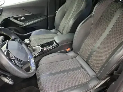 Photo 43 Peugeot 2008  PureTech 130 S&S BVM6