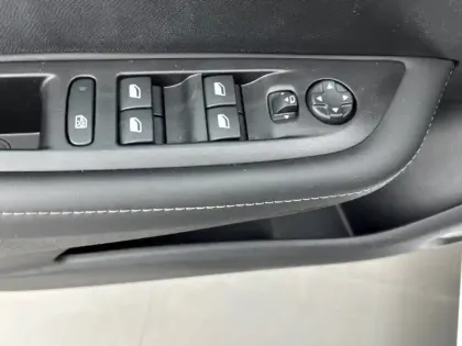 Photo 45 Peugeot 208  Hybrid 100 e-DCS6
