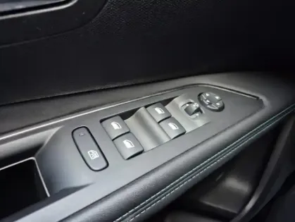Photo 33 Peugeot 3008 II 1.6 HYBRID 225 E-EAT8 Allure Pack