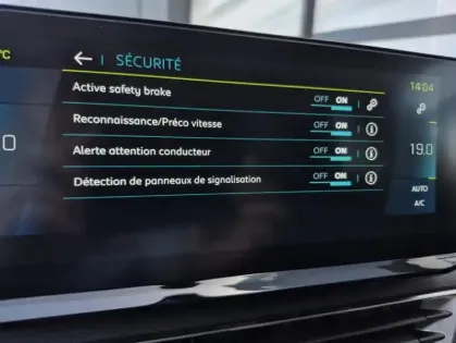 Photo 12 Peugeot 3008 II 1.6 HYBRID 225 E-EAT8 Allure Pack