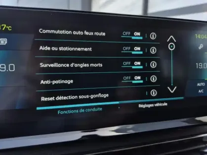 Photo 11 Peugeot 3008 II 1.6 HYBRID 225 E-EAT8 Allure Pack