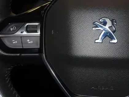Photo 13 Peugeot 208  e- 136ch Style