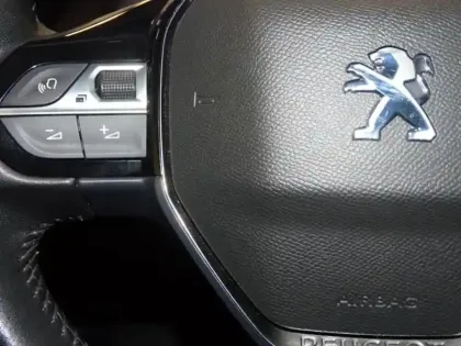 Photo 14 Peugeot 208  e- 136ch Style