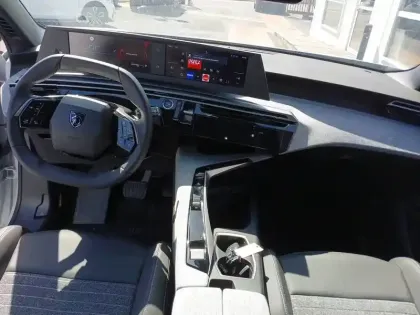 Photo 10 Peugeot 5008  Plug-in Hybrid 225 ch e-DCS7