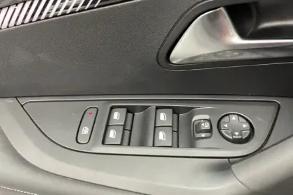 Photo 52 Peugeot 2008  Hybrid 145 e-DCS6