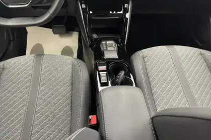 Photo 41 Peugeot 2008  Hybrid 145 e-DCS6