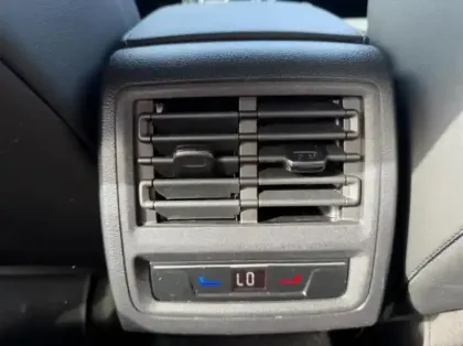 Photo 10 Volkswagen Golf  1.5 eTSI OPF 130ch R-Line DSG7